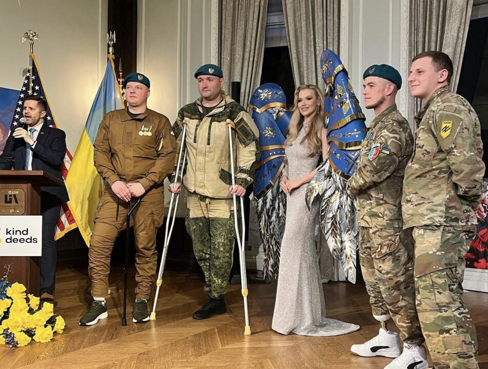 Учасниця конкурсу «Міс Всесвіт» продала крила від свого костюму, щоб допомогти українським військовим