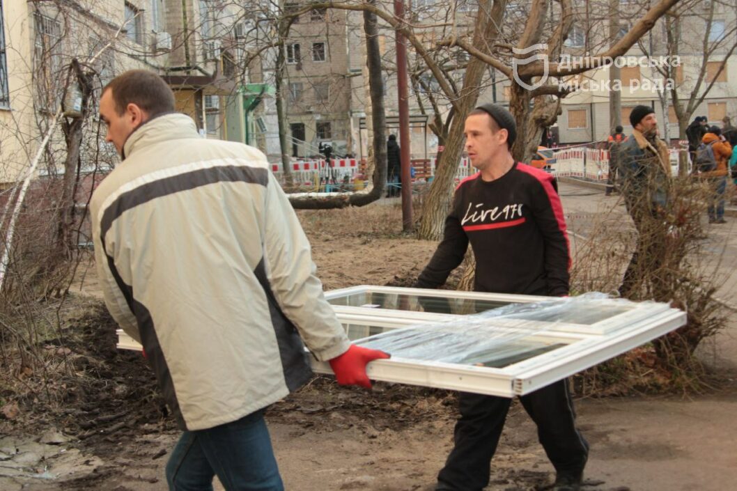 Установили уже более 50 стеклопакетов: как в Днепре восстанавливают разрушенный дом на ж/м Победа - рис. 5