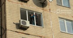 Встановили вже понад 50 склопакетів: як у Дніпрі відновлюють понівечений будинок на ж/м Перемога