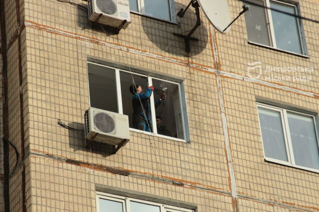 Встановили вже понад 50 склопакетів: як у Дніпрі відновлюють понівечений будинок на ж/м Перемога