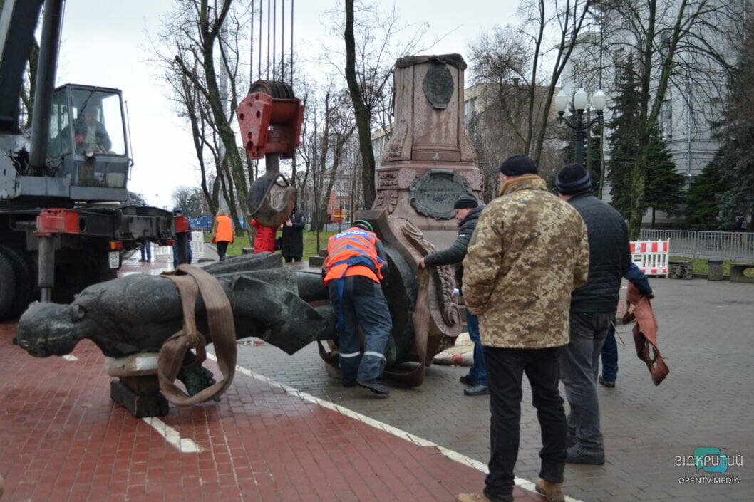 У середмісті Дніпра демонтували пам’ятник російському вченому Михайлу Ломоносову