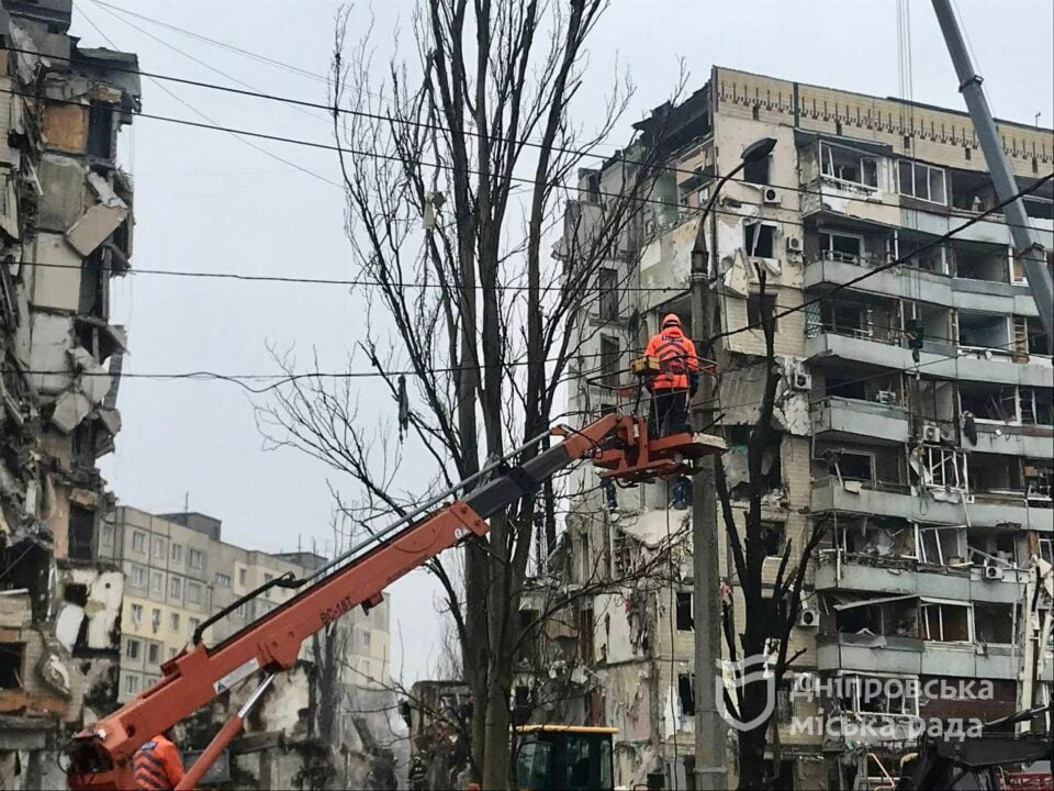 У Дніпрі відновлюють об'єкти транспортної інфраструктури, пошкоджені внаслідок ракетного удару - рис. 4
