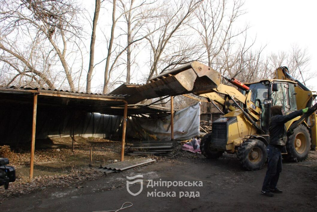 Не мали дозвільних документів: у Дніпрі демонтували незаконне місце паркування