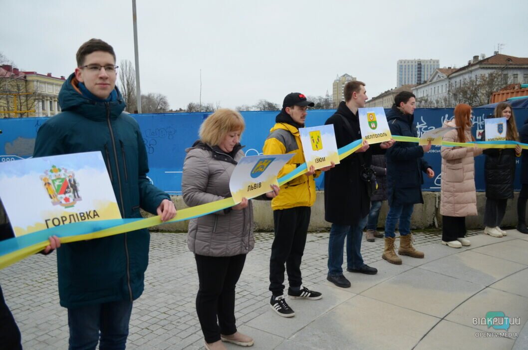 Сильні і вільні: у Дніпрі до Дня Соборності України провели акцію «Ланцюг єдності»