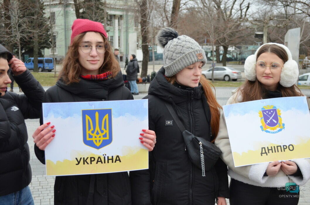 Сильні і вільні: у Дніпрі до Дня Соборності України провели акцію «Ланцюг єдності»