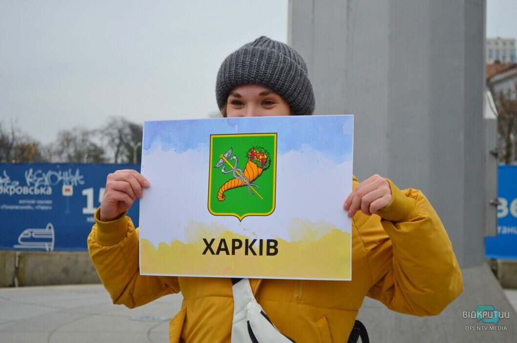 Сильные и свободные: в Днепре ко Дню Соборности Украины провели акцию «Цепь единства» - рис. 1