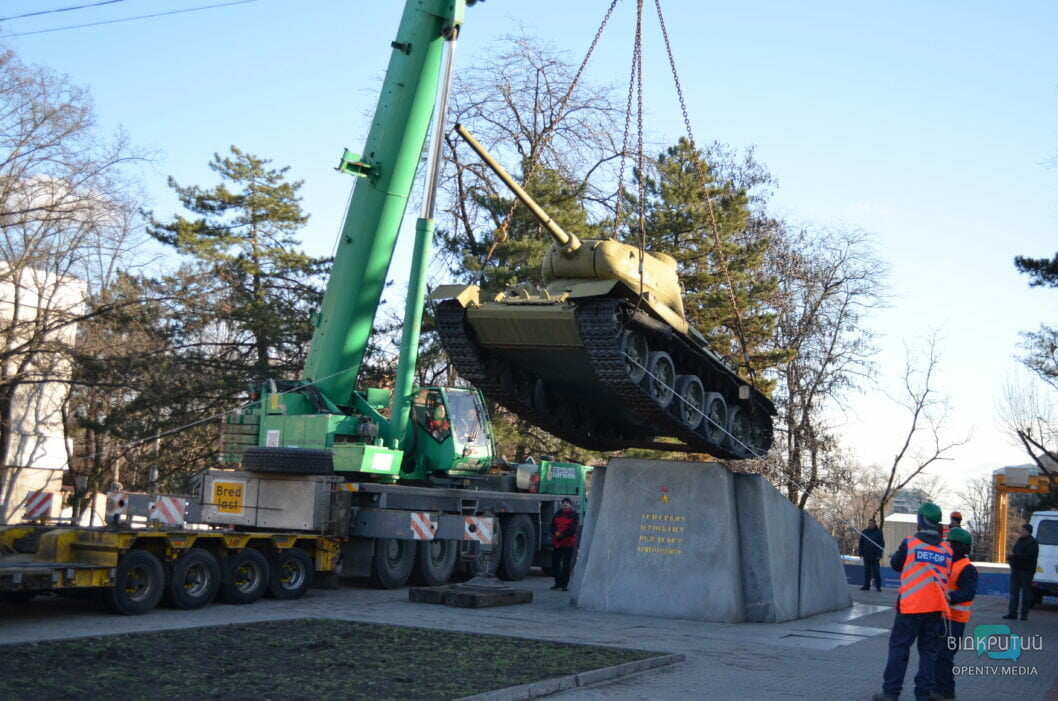 «Танк» поїхав: у Дніпрі демонтували пам’ятник радянському воєначальнику Юхиму Пушкіну