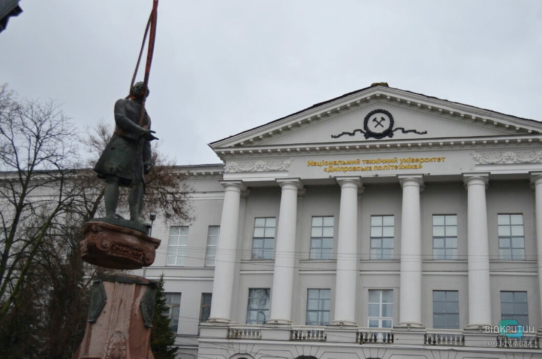 У середмісті Дніпра демонтували пам’ятник російському вченому Михайлу Ломоносову