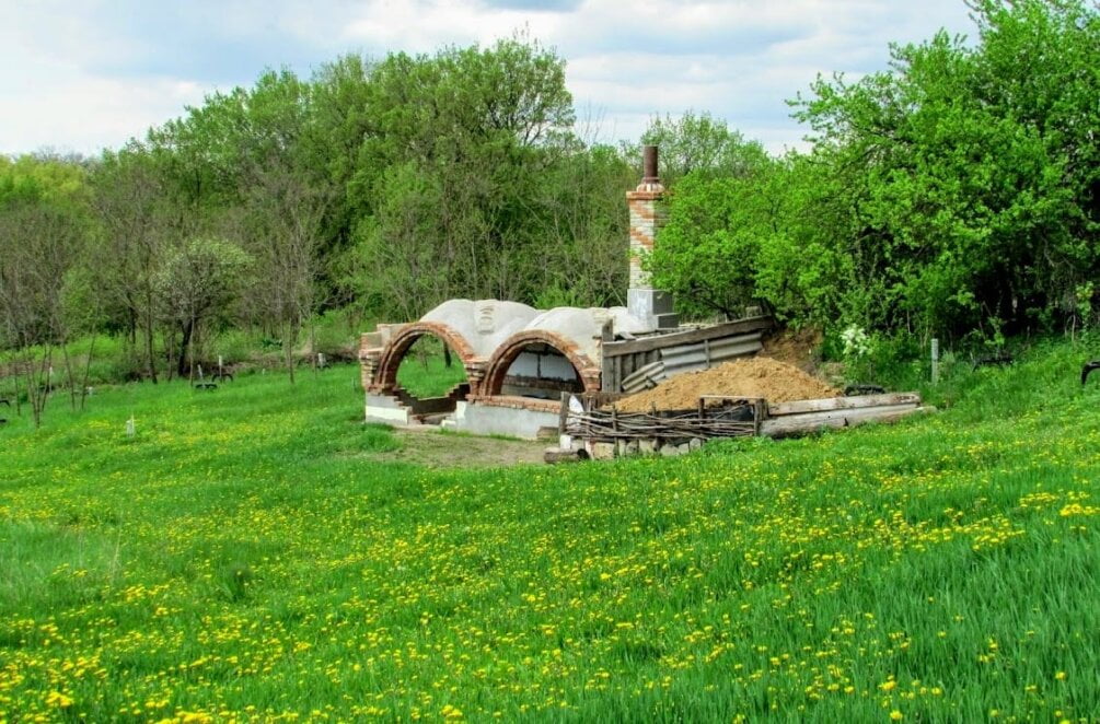 У приміському селі Дніпра будують справжній будиночок для гоббітів із казковим лужком