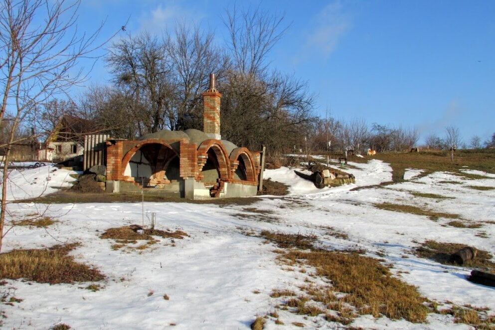 В пригородном селе Днепра строят настоящий домик для хоббитов со сказочной лужайкой