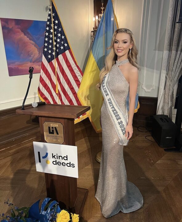 Участница конкурса «Мисс Вселенная» продала крылья от своего костюма, чтобы помочь украинским военным - рис. 2