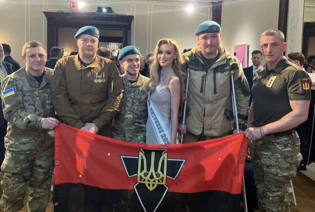 Участница конкурса «Мисс Вселенная» продала крылья от своего костюма, чтобы помочь украинским военным - рис. 3