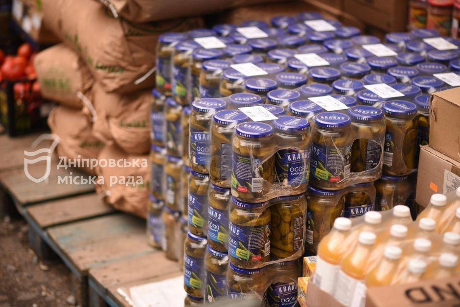 Теплі речі, продукти і медичне обладнання: Дніпро передав чергову партію гуманітарної допомоги - рис. 1