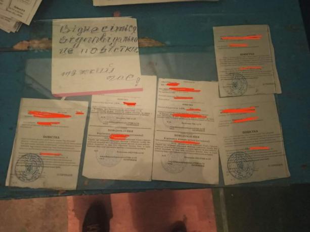 В Днепре горожанам заочно "вручили" повестки, приклеив их на доску объявлений - рис. 2
