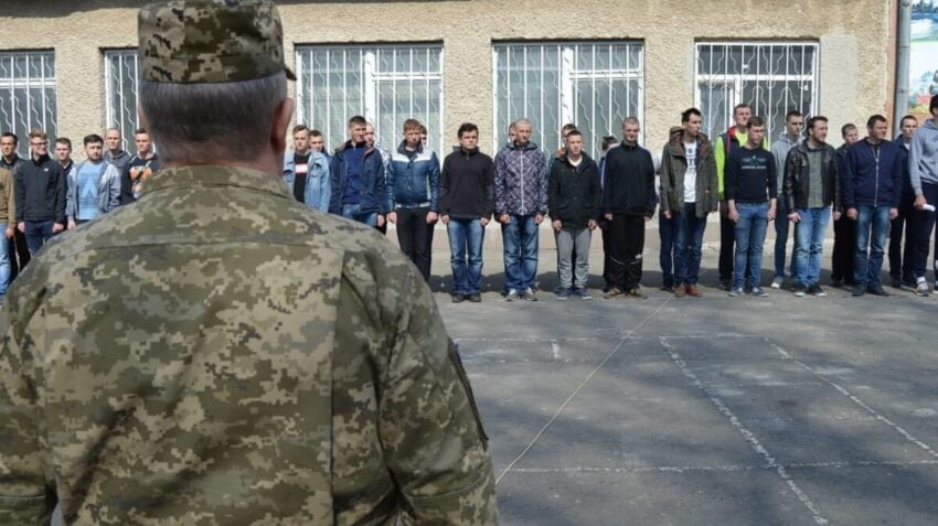 В Україні знизили вік постановки на військовий облік: що потрібно знати населенню