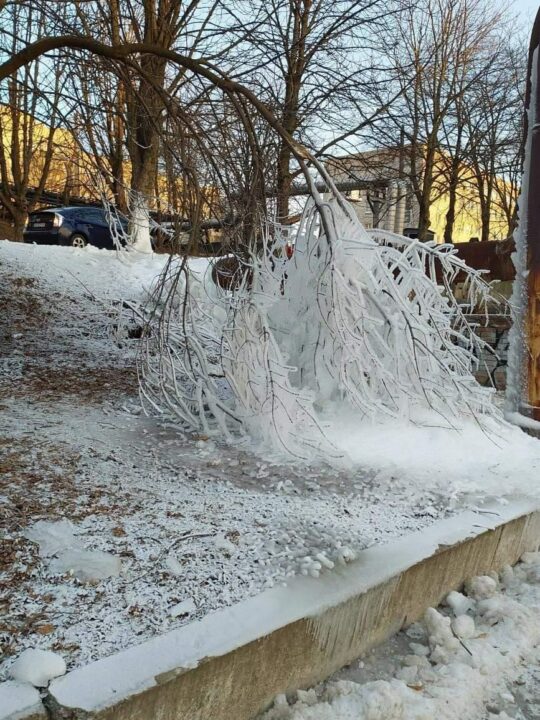 Зимняя сказка: такие скульптуры создал мороз из-за прорыва трубы на одном из ж/м Днепра