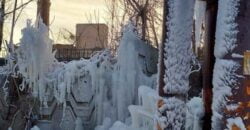 Зимняя сказка: такие скульптуры создал мороз из-за прорыва трубы на одном из ж/м Днепра - рис. 5