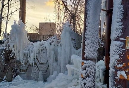 Зимняя сказка: такие скульптуры создал мороз из-за прорыва трубы на одном из ж/м Днепра - рис. 1