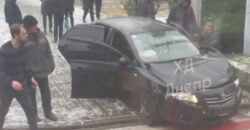 У центрі Дніпра сталася аварія: легкова автівка перекинулася на бік на врізалася в огорожу  