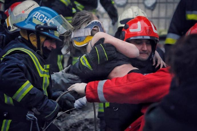 В больнице Мечникова Днепра рассказали о состоянии спасенной девушки из разрушенного дома