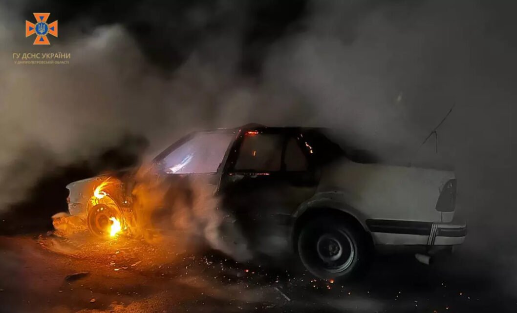У Дніпрі під час руху спалахнула автівка: подробиці від ДСНС