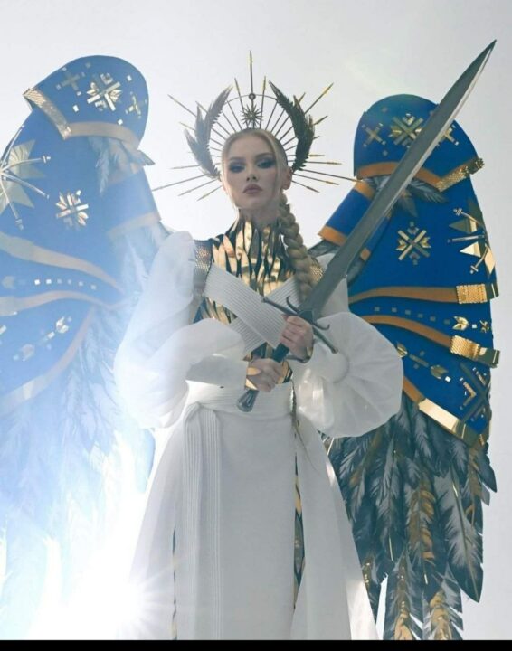 Участница конкурса «Мисс Вселенная» продала крылья от своего костюма, чтобы помочь украинским военным - рис. 1