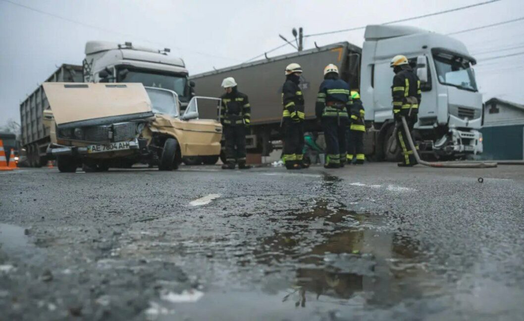 Легковик загорівся: у Дніпрі на вулиці Передовій сталася аварія