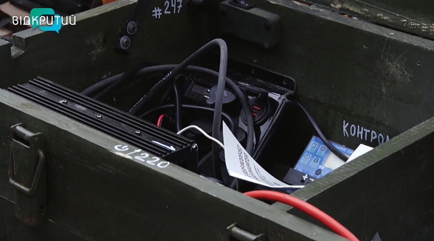 Дніпровські волонтери виготовляють павербанки для ЗСУ з ящиків для боєприпасів
