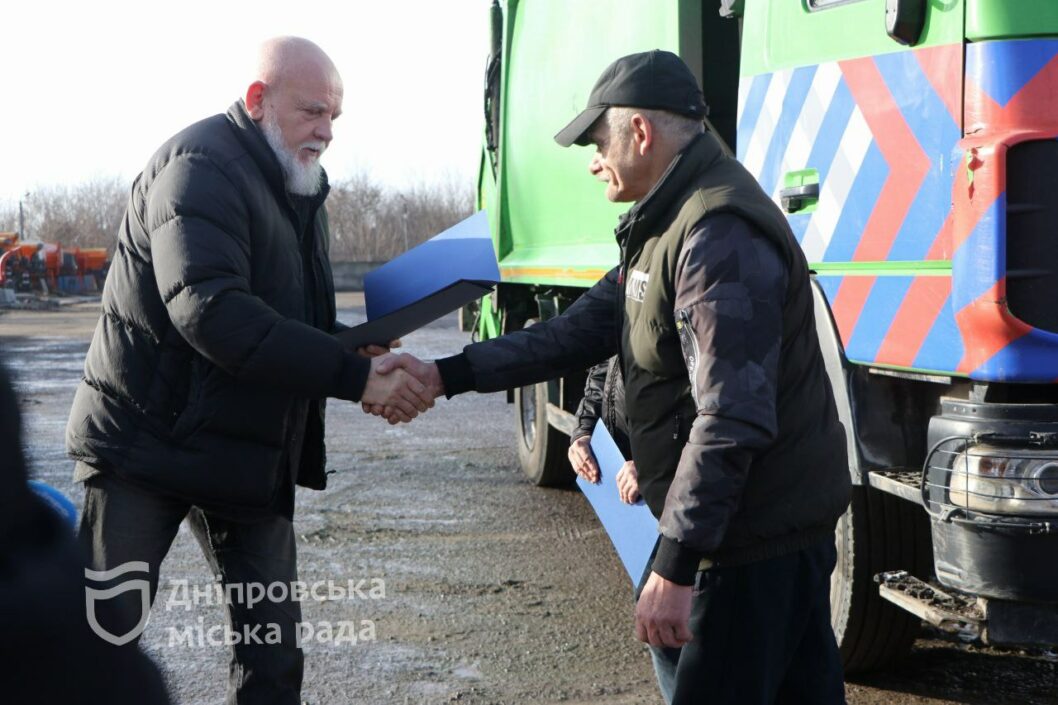 У міськраді Дніпра нагородили комунальників, котрі знайшли боєприпаси у мішку з відходами - рис. 5