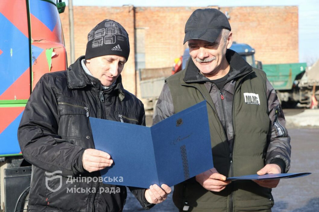У міськраді Дніпра нагородили комунальників, котрі знайшли боєприпаси у мішку з відходами - рис. 6