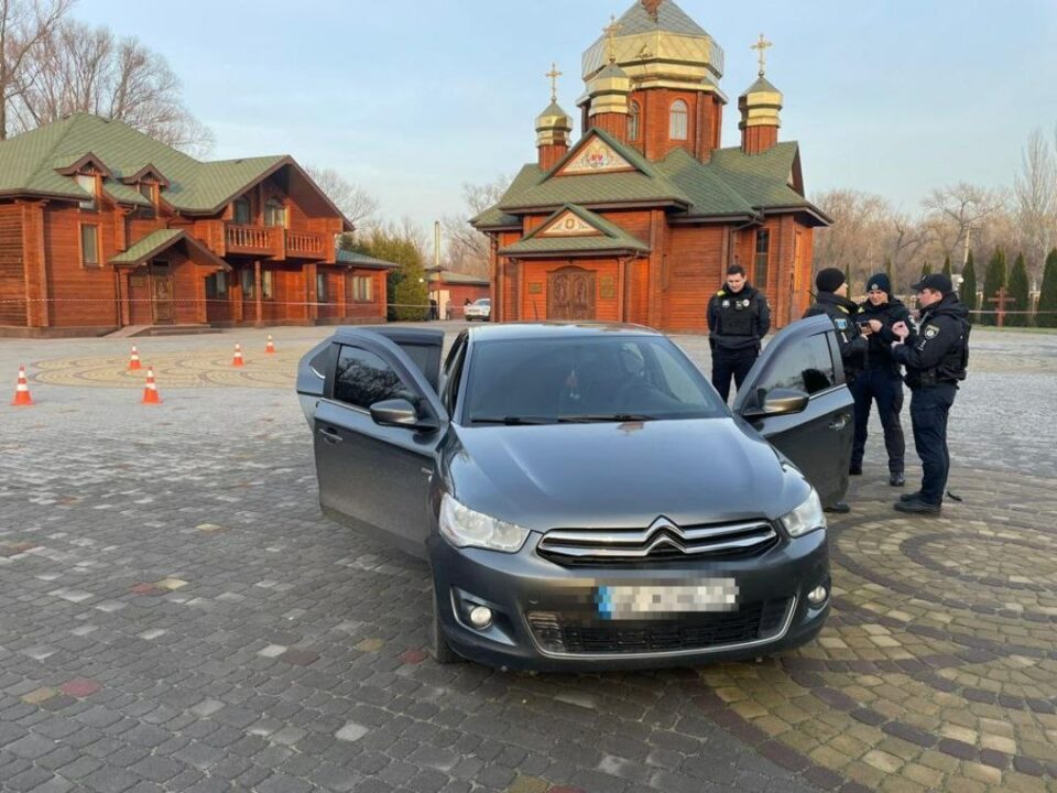 Дії водійки Citroen, що в’їхала у двір Храму загрожували життю і здоров’ю оточуючих: коментар поліції  