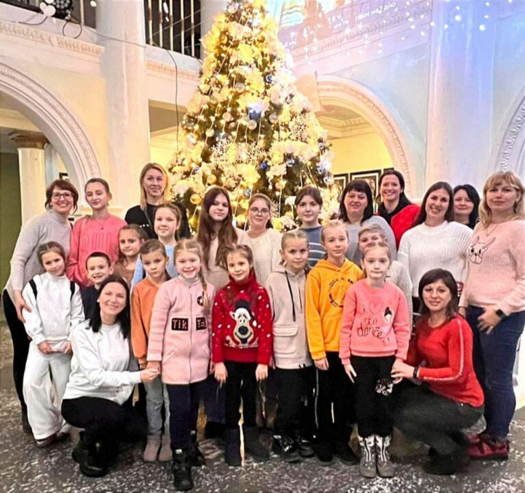 Депутат Нікіта Касьянов подарував дітям Царичанської громади новорічну казку