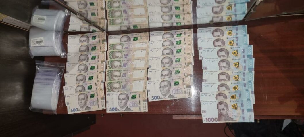 Міг збагатитися ще на 250 000 грн: правоохоронці Кривого Рогу викрили накрозбувача на передачі "товару"