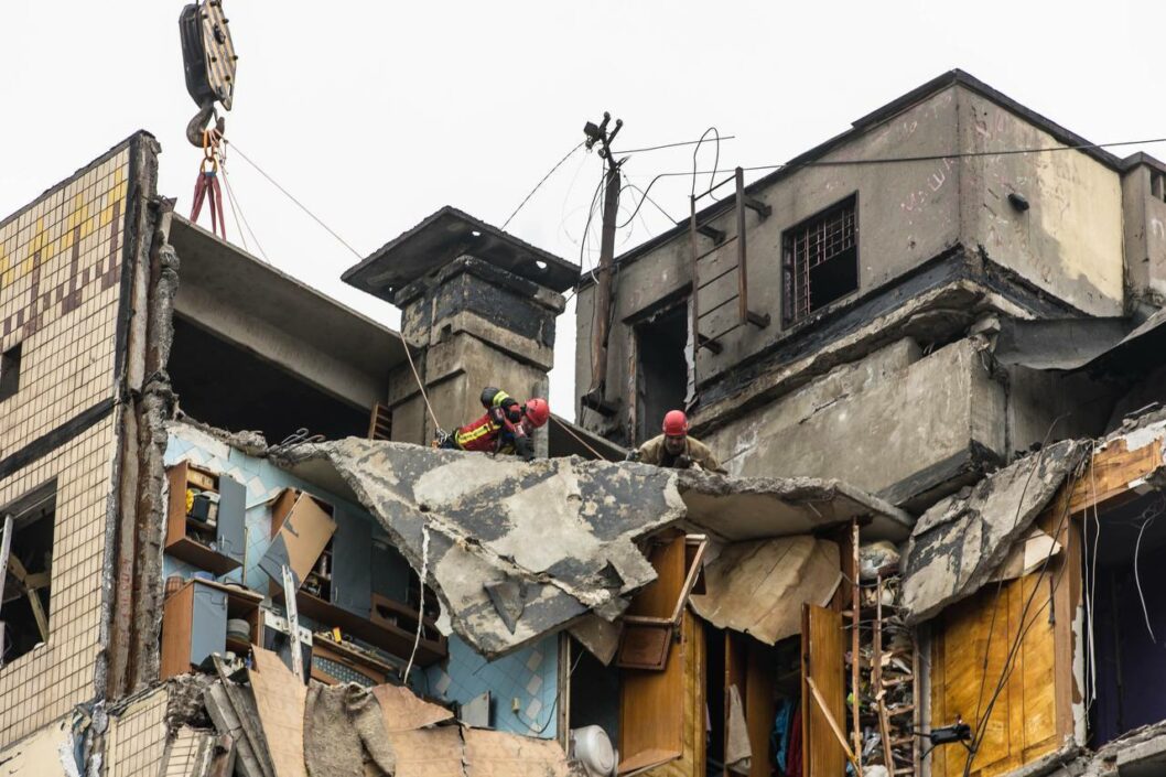 Розібрано близько 90% завалів: на місці трагедії в Дніпрі досі тривають рятувальні операції