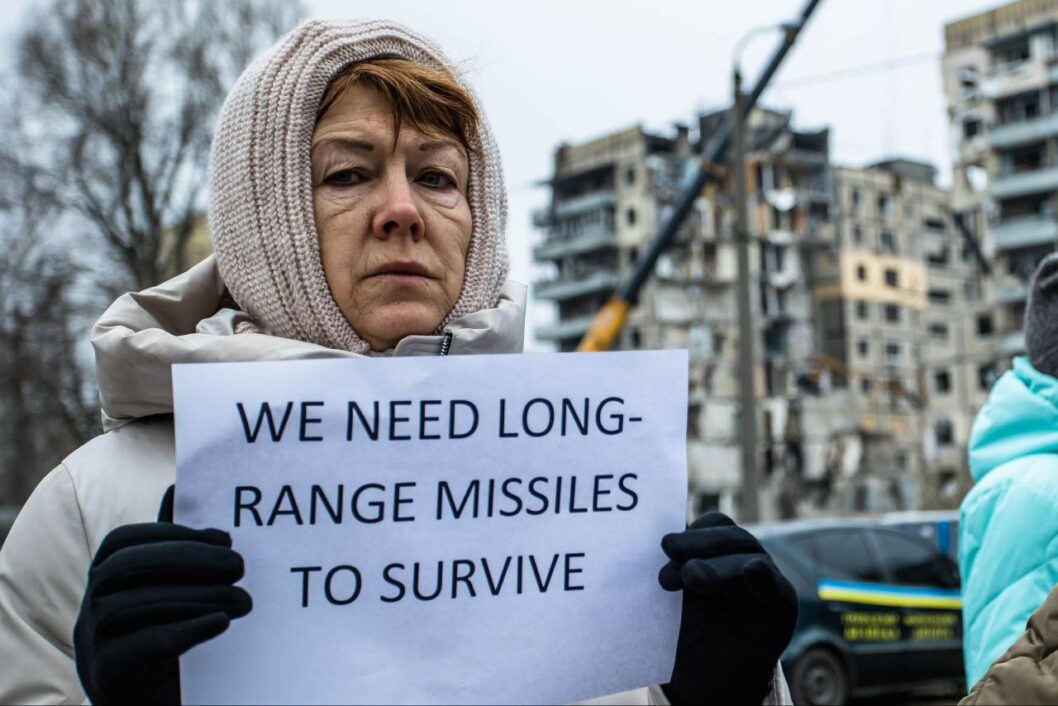 Просят защиты: в Днепре возле разрушенного россиянами дома люди собрались на митинг