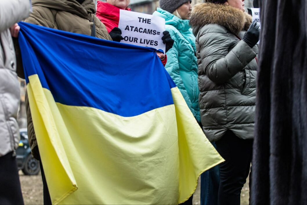 Просят защиты: в Днепре возле разрушенного россиянами дома люди собрались на митинг