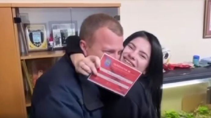 Руководитель патрульной полиции Львовщины сделал неадекватный подарок своей девушке - рис. 1