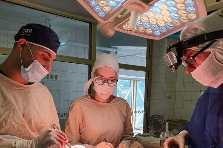 Днепровские врачи спасли раненого бойца, проведя уникальную операцию - рис. 1