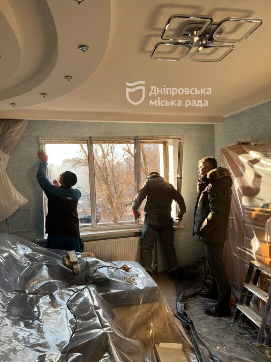 Днепровские чиновники проверили работы в доме на Победе и Пункт незламності в «Штурме» - рис. 4