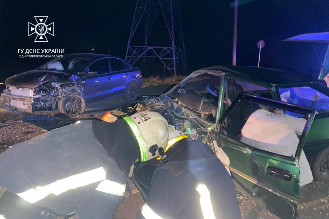 Жорстка аварія на Дніпропетровщині: постраждали два водія, одного затисло в автомобілі