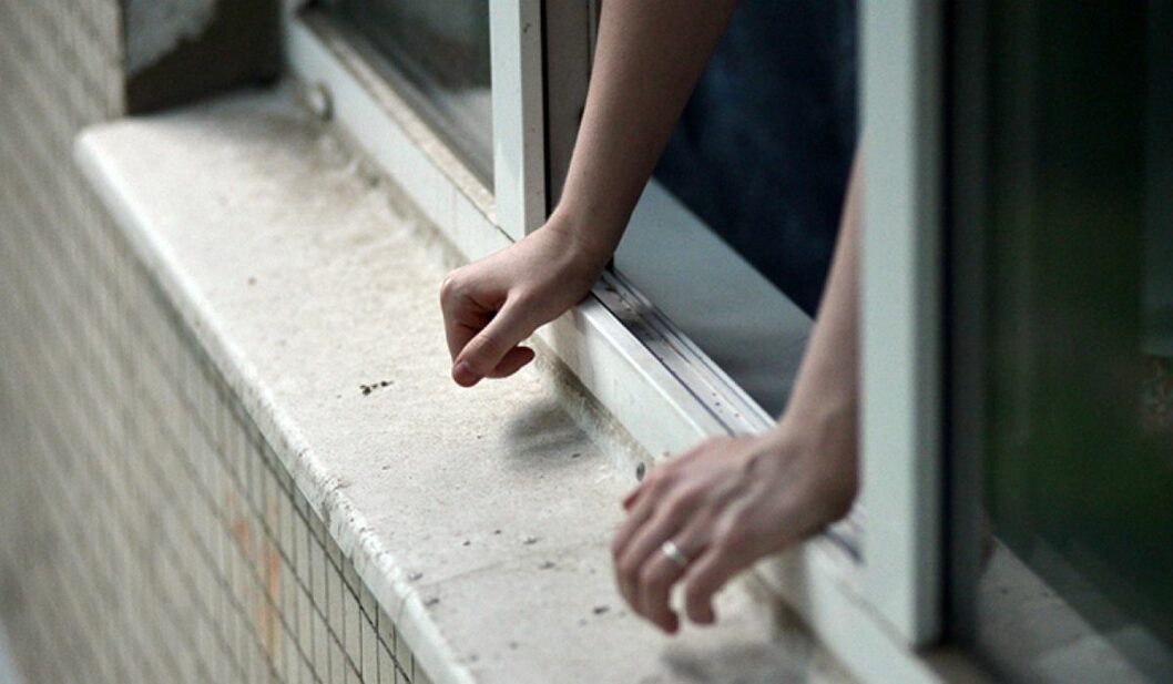 В Новокодакском районе Днепра мужчина выпрыгнул из окна многоэтажки - рис. 1