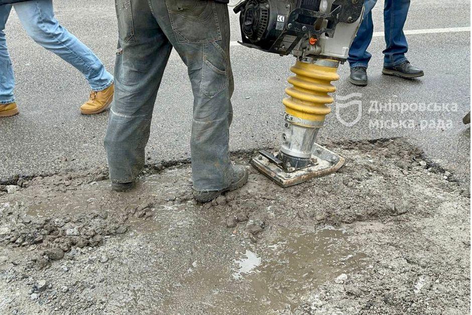 В Днепре чиновники проверили, как проходит ремонт канализации по проспекту Слобожанский - рис. 2