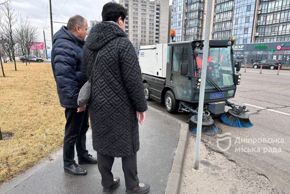 Велике прибирання Дніпра: черговий по місту перевірив, як місто готують до весни