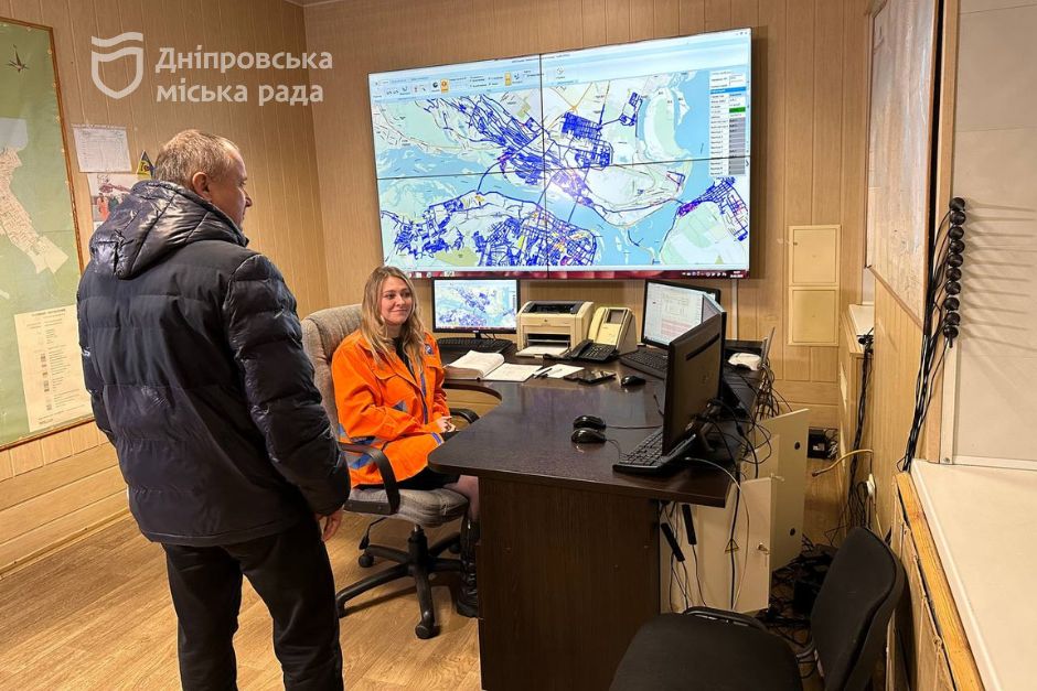Велике прибирання Дніпра: черговий по місту перевірив, як місто готують до весни