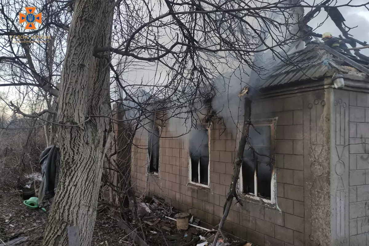 В Каменском во время пожара в частном доме погибла женщина - рис. 1