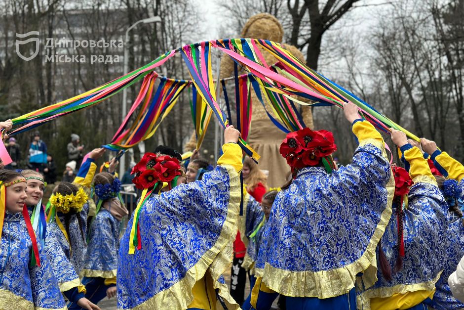 Проводжали зиму і збирали на допомогу ЗСУ: у Дніпрі святкували Колодія