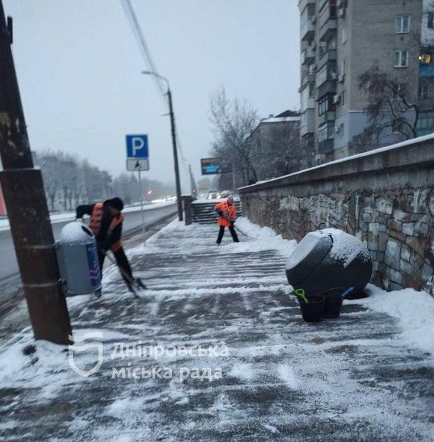 Усі дороги проїзні: понад 12 годин комунальники Дніпра очищали місто від снігу - рис. 2