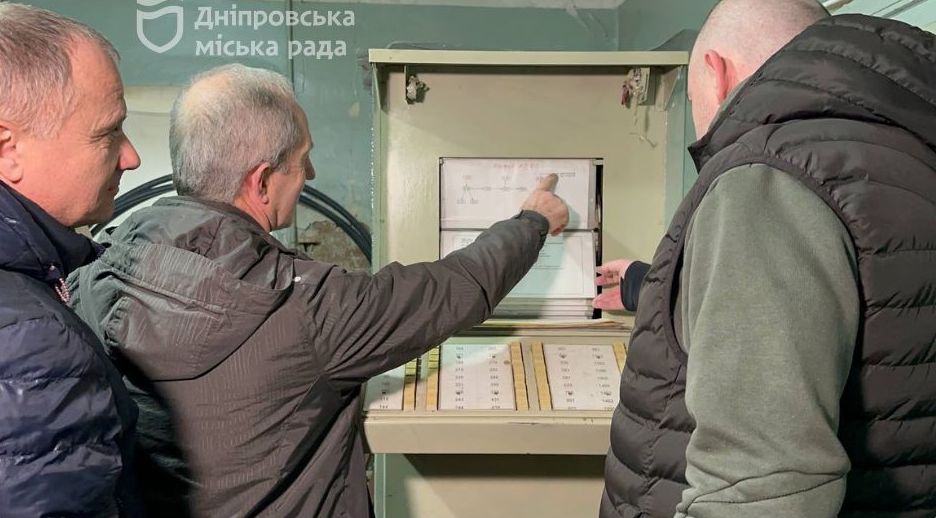 Велике прибирання Дніпра: черговий по місту перевірив, як місто готують до весни