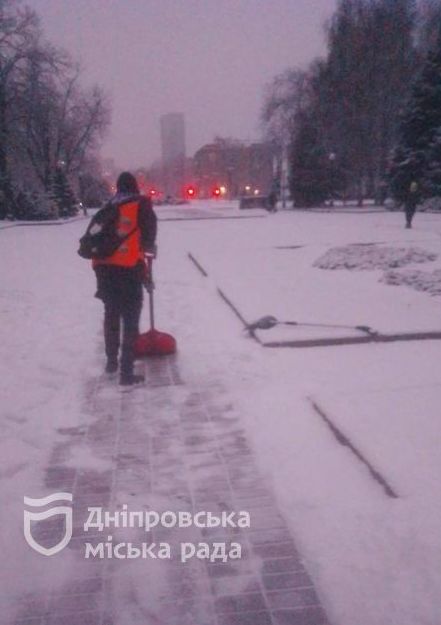 Все дороги проездные: более 12 часов коммунальщики Днепра очищали город от снега - рис. 1