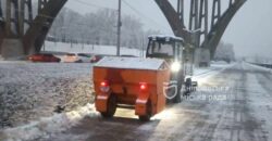 Усі дороги проїзні: понад 12 годин комунальники Дніпра очищали місто від снігу